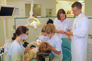 Praxisorientierte Ausbildung angehender Zahnärzte am Universitätsklinikum Jena Foto: UKJ