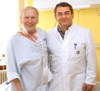 Dr. Tosten Bossert, Herzchirurg am UKJ, freut sich mit seinem Patienten über den gelungenen Laser-Eingriff. Foto: Szabo/UKJ