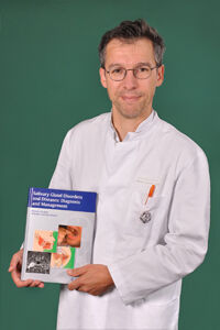 Der Jenaer HNO-Professor Orlando Guntinas-Lichius ist Mitheraus- geber des neuen Fachbuches zu Speicheldrüsenerkrankungen. Foto: UKJ