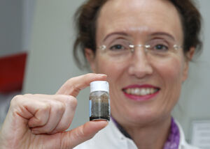 Prof. Ingrid Hilger zeigt eine Probe der Nanopartikel, die im Forschungsprojekt "Multifun" zu Mehrzweckwaffen gegen Krebs aufgerüstet werden sollen. Foto: M. Szabo/UKJ
