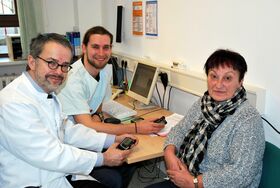 Prof. Dr. Ulrich Alfons Müller und Diabetesberater Benjamin Milke (v.l.) sprechen mit einer Patientin über Insulinpumpen. (Foto: UKJ/ Emmerich)
