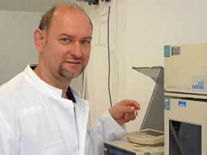 Mit massenspektrometrischen Messungen verfolgt Professor Markus Gräler die Sphingolipidsignalwege bei immunologischen Prozessen (Foto: vdG/UKJ)