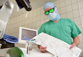 Urologiedirektor Prof. Dr. Marc-Oliver Grimm mit dem neuen Lasergerät. Zum Schutz müssen die Ärzte eine spezielle Laserbrille tragen. (Foto: UKJ / Szabó)