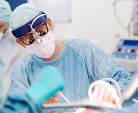 Präzisionsarbeit: Prof. Dr. Torsten Doenst, Direktor der Klinik für Herz- und Thoraxchirurgie am UKJ, hat bereits sechs mit dem neuen Verfahren behandelt. Foto: UKJ/Schroll.
