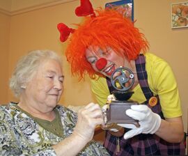 Damit Dorothea Kromphardt auch in Zukunft als Clown die Patienten der Klinik für Geriatrie erfreuen kann, werden Förderer gesucht. Foto: Schleenvoigt / UKJ