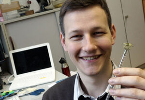 Materialwissenschaftler Dr.-Ing. Andreas Undisz mit einem Okkluder (Foto: Kasper/FSU)