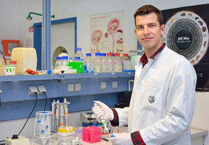 Milan Stojiljković, MSc, arbeitet als Doktorand im Labor der Arbeitsgruppe Experimentelle Neurologie. Foto: M. Szabo/UKJ 