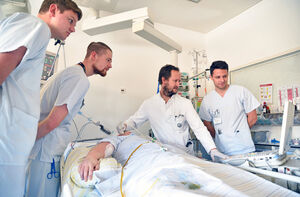 JENOS-Angebot der Klinik-Linie: Unterricht am Krankenbett auf der neurologischen Intensivstation.  Foto: M. Szabo/UKJ