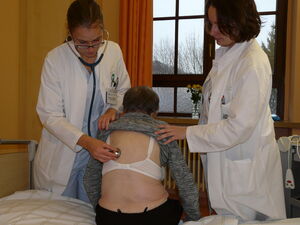 Als PJ-Mentorin in der Klinik für Geriatrie unterstützt  Assistenzärztin Kristin Häseler (re.) Medizinstudentin Barbara Schaller. Foto: UKJ