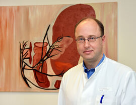 Prof. Marc-Oliver Grimm leitet die Klinik für Urologie am Universitätsklinikum Jena (UKJ), die jetzt über ein System verfügt, das in der Lage ist, Bilder der Magnetresonanztomographie (MRT) dreidimensional und dynamisch mit Ultraschallaufnahmen zu verschmelzen. Foto: UKJ