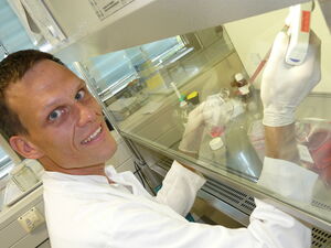 Dr. Jochen Frietsch erforscht die Mechanismen der CML. Foto: vdG/UKJ