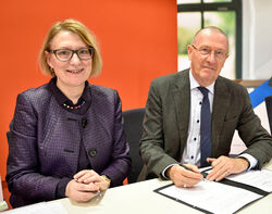 Dr. Brunhilde Seidel-Kwem, Kaufmännischer Vorstand des UKJ, und Stefan Wosche-Graf, Geschäftsführer der jenawohnen GmbH, unterzeichneten die gemeinsame Vereinbarung. Foto: UKJ/Szabo