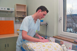 Für kleine Patienten da: Willi Schneider ist angehender Kinderkrankenpfleger am Universitätsklinikum Jena (Foto: UKJ / Emmerich)