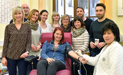 Jana Werner (sitzend, Mitte) spendet regelmäßig mit ihren Kollegen vom Uniklinikum Jena Blut. Foto: UKJ, Szabó  