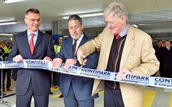 Michael Kesseler, Geschäftsführer Contipark, Matthias Wittek (UKJ) und Ortsteilbürgermeister Volker Blumentritt eröffneten das größte Parkhaus in Thüringen. Foto: UKJ/Szabo