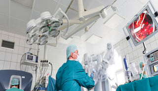500 Eingriffe haben die Experten der Klinik für Urologie am Universitätsklinikum Jena bereits mit Unterstützung des DaVinci-Operationsroboters vorgenommen. Die häufigste Operation ist dabei die Entfernung der Prostata. Foto: Anna Schroll / UKJ
