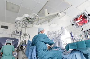 Zum 500. Mal haben Experten in der Klinik für Urologie am Universitätsklinikum Jena (UKJ) einen Eingriff mit Hilfe des DaVinci-Si-Operationsroboters vorgenommen. Foto: UKJ/Anna Schroll