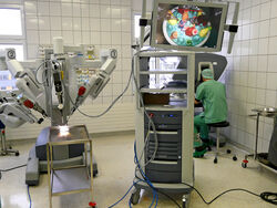 Gerade installiert im Jenaer OP: Das jüngste Modell des DaVinci-OP-Roboter, bestehend aus vier Greifarmen und einer Steuerkonsole (hinten rechts), von der aus der Operateur den Eingriff vornehmen kann. Foto: H. Reinhardt/UKJ