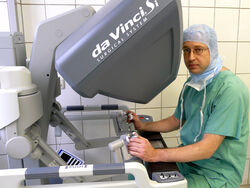 An dieser Steuerkonsole wird Prof. Dr. Marc-Oliver Grimm. Direktor der Urologie am UKJ, die Eingriffe mit dem neuen DaVinci-OP-Robotersystem vornehmen. Foto: H. Reinhardt/UKJ 