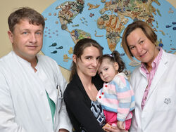 Prof. Utz Setzmacher und Prof. Felicitas Eckoldt haben den Lebertumor der 16 Monate alten Sona gänzlich ohne Transfusionen entfernen können. Foto: Szabo/UKJ 