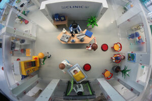 Einblick in das Spielzeugmodell eines Kranken- hauses, anhand dessen Klinikshygienevorschriften in der Ausstellung MenschMikrobe verdeutlicht werden. Foto: Jan-Peter Kasper/FSU