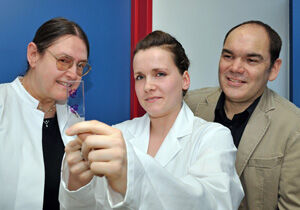 CSCC-Doktorandin Isabell Lenhardt mit ihren Promotionsbetreuern PD Dr. Amelie Lupp (l.) und Prof. Dr. Stefan Schulz (r.) Foto: M. Szabo/UKJ