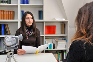 Eine Kamera zeichnet das Interview auf, das die Psychologin Sashi Singh (li.) mit einer Studienteilnehmerin führt. Foto: M.Szabo/UKJ