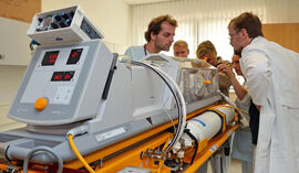 Mit dem neuen Inkubatorsystem, dem dritten dieser Art in Deutschland überhaupt, kann das Team der UKJ-Kinderradiologie um Prof. Dr. Hans-Joachim Mentzel (r.) nun auch Frühgeborene im MRT untersuchen. Foto: UKJ/Szabo