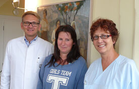 Prof. Dr. Ingo Runnebaum und Dr. Ines Hoppe (r.) mit der UKJ-Patientin wenige Tage nach dem Eingriff. Foto: UKJ/Unternehmenskommunikation