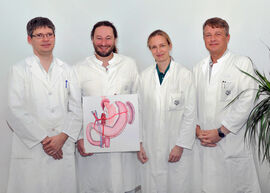 Von links: Dr. Alexander Koch, Dr. Yves Dittmar und Oberärztin Dr. Silke Schüle leiten die neue neuen „Spezialsprechstunde für Speiseröhren- und Magenkrebs am UKJ in der Klinik von Prof. Dr. Utz Settmacher (rechts).