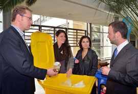 Marc Hoffmann, Umweltschutzbeauftragter des UKJ (rechts) erläutert zusammen mit Ralf Preiß vom Kommunalservice Jena (links) den Besuchern des Umweltschutztages am UKJ die Möglichkeiten des Wertstoffrecyclings. Foto: UKJ/Szabo