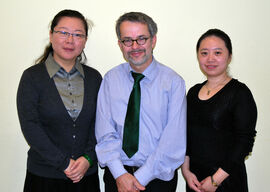 Prof. Mingzi Li, Prof. Dr. Ulrich Alfons Müller und Dr. Ying Ying Luo (v.l.) wollen die Versorgung von Diabetes-Patienten in China verbessern. (Foto: UKJ / Emmerich)