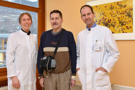 Prof. Dr. Torsten Doenst (r.) und Dr. Gloria Färber (l.) mit dem Patienten (Foto: UKJ/Grau)