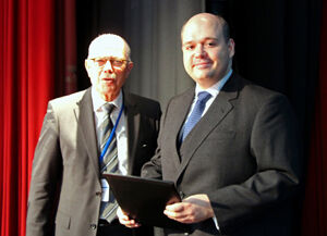 Kongresspräsident Prof. Dr. Wolfgang Gaebel (li.) übergibt den Aretaeus Schizophrenia Award an Dr. Igor Nenadic. Foto: KNS