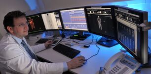 Dr. Martin Freesmeyer, Chefarzt der Nuklearmedizin am UKJ, kann am Bildschirm exakt nachverfolgen, wie sich die Substanz im Körper verteilt. (Foto: Nuklearmedizin / UKJ)