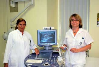 Die Expertinnen der Frauenklinik am UKJ, Prof. Dr. Christine Robotta (links) und Prof. Dr. Ines Koch (rechts), informieren in der Abendvorlesung am 25. September über Brustkrebs und Brustkorrektur. (Foto: UKJ / Emmerich)
