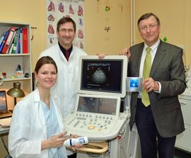 Prof. Dr. Felix Zintl, Prof. Dr. James F. Beck und Assistenzärztin Lydia Ritter (v.r.n.l.) mit dem neuen EKG-Gerät der Jenaer Kinderklinik, das von der Kinderhilfestiftung Jena finanziert wurde (Foto: UKJ/ Szabo)