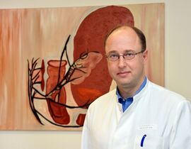 Prof. Dr. Marc-Oliver Grimm: „Im Normalfall können die Patienten bereits in weniger als fünf Tagen die Klinik verlassen.“ Fotos: UKJ / Szabó