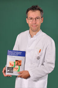 Prof. Orlando Guntinas-Lichius, Direktor der HNO-Klinik am UKJ mit seinem 2011 veröffentlichten Buch „Salivary Gland Disorders and Diseases: Diagnosis and Management“. (Foto: UKJ)