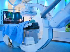 Modernste Technik der Radiologie: Vor zwei Jahren wurde die erste roboterarm-gestützte Angiographieanlage in Betrieb genommen. (Foto: UKJ/Szabó)