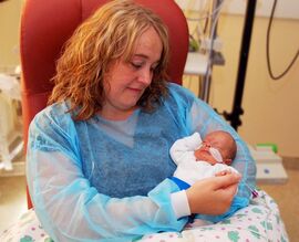 Nicole Hüttenrauch wurde direkt eng in die Pflege ihres Sohnes Tony eingebunden. Er kam Anfang Juni dieses Jahres mit rd. 590 Gramm zur Welt. Foto: UKJ/Böttner