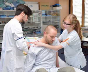 Pflegeschüler, angehende Physiotherapeuten und Medizinstudenten trainieren die Zusammenarbeit im klinischen Alltag. Foto: R. Riese/UKJ