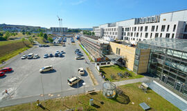 Vor dem jetzigen Haupteingang des Klinikums wird ab heute das Baufeld für die neuen Pflegestationen abgesteckt. Foto: Szabó