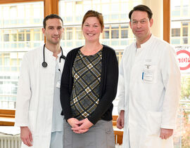 Das Team der Kardiologie um Prof. Dr. Christian Schulze (r.) und Dr. Daniel Kretzschmar (l.) wird Antje M. auch weiterhin betreuen (Foto: UKJ/Szabó)