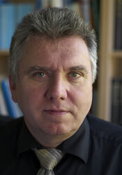 Prof. Dr. Ulrich Brandl ist Direktor der Abteilung Neuropädiatrie der Klinik für Kinder- und Jugendmedizin am UKJ. (Foto: UKJ)