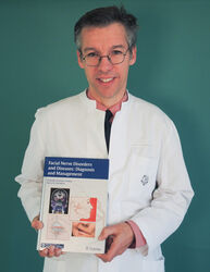 Prof. Orlando Guntinas-Lichius, Direktor der HNO-Klinik am UKJ, veröffentlicht Standardwerk zu Erkrankungen des Gesichtsnervs. Foto: UKJ. 
