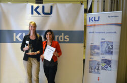 Anne Böttner und Michelle Emmerich (v.l.) nahmen für das Universitätsklinikum Jena den Award in der Kategorie „Bestes Klinikmarketing“ entgegen. (Foto: KU Gesundheitsmanagement)
