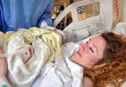 Auch die Mutter Oltjana Koci hat die Geburt gut überstanden. Nach der Geburt konnte sie Kinder kurz in den Arm nehmen. Ihr Mann Vebi Keta war bei der Geburt im UKJ-Perinatalzentrum dabei. Foto: UKJ