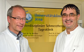 Prof. Dr. Winfried Meißner und Prof. Dr. Ulrich Smolenski leiten die Tagesklinik für Schmerztherapie am Universitätsklinikum Jena (v.l.). Foto: UKJ