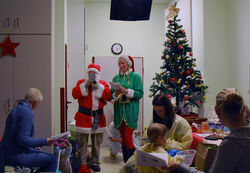 Bildzeile: Traditionell findet eine Weihnachtsfeier für die kleinsten an Krebs erkrankten Patienten am UKJ statt. Foto: UKJ/Böttner